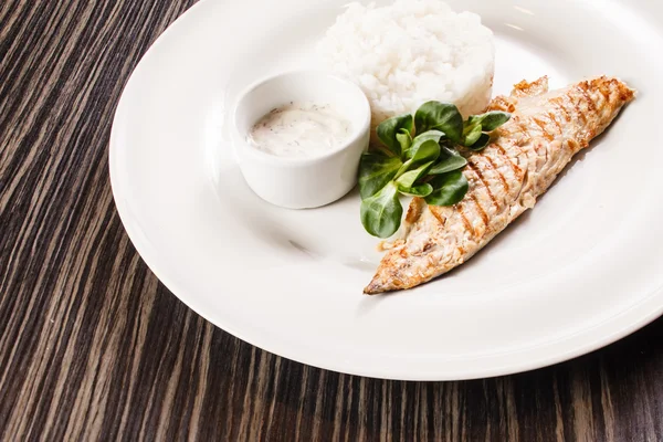 Рыба с рисом и соусом — стоковое фото