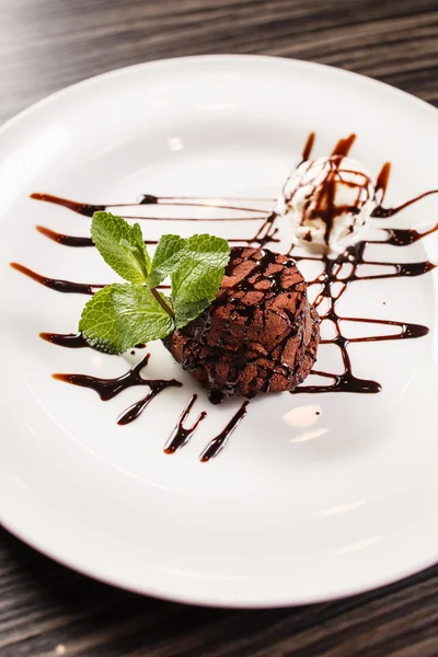 Čokoládový dezert se zmrzlinou — Stock fotografie