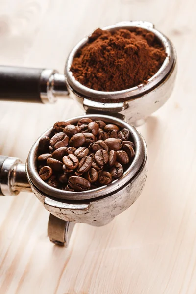 Kaffeehandgriff mit Bohnen — Stockfoto