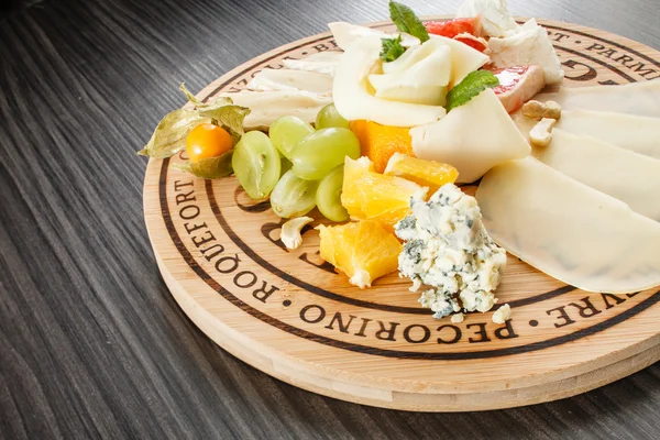 Sýr a ovoce deska — Stock fotografie