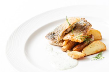 kızarmış balık patates ile