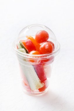 Plastik kap içinde sebze yemek