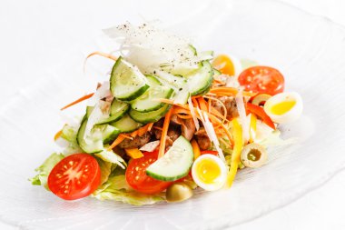 Et, sebze ve yumurta salatası