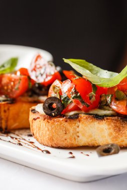 Bruschettas domates, mozarella ve fesleğen ile