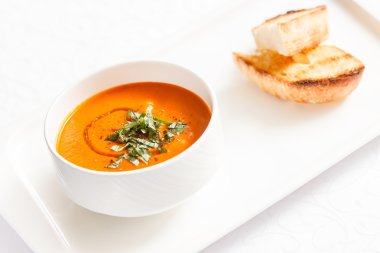 Ekmekli domates çorbası.