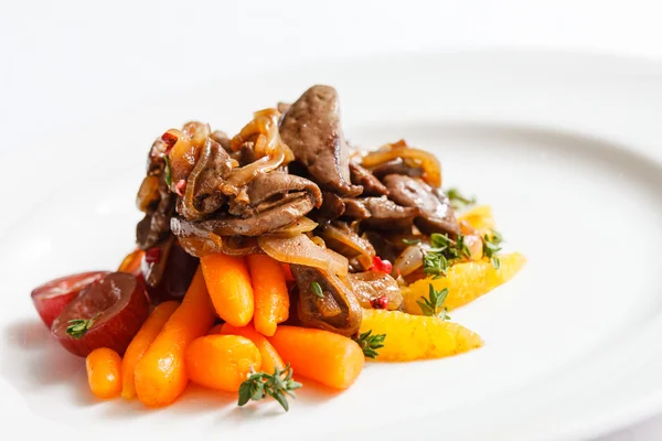 Mięso z warzywami na talerzu — Zdjęcie stockowe