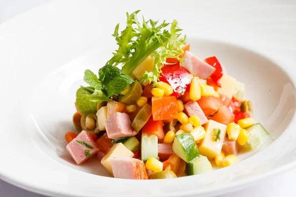 Ensalada con verduras y lechuga —  Fotos de Stock