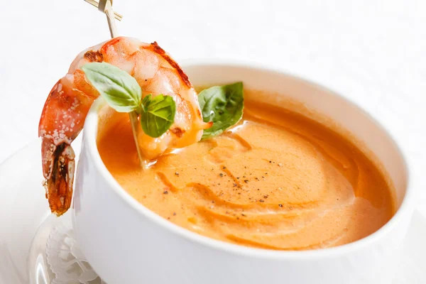 Tomato soup with shrimp in bowl — Stock Photo, Image