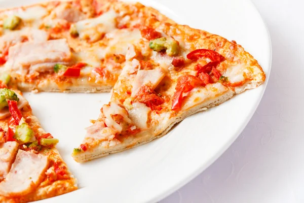 Lezzetli pizza dilimleri plaka üzerinde — Stok fotoğraf