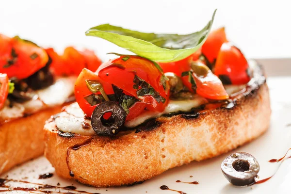 Bruschettas domates, mozarella ve fesleğen ile — Stok fotoğraf