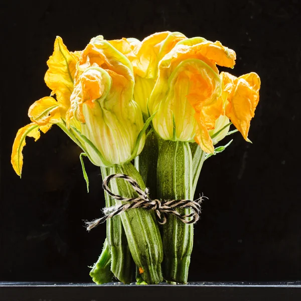 Verse courgette met bloemen — Stockfoto