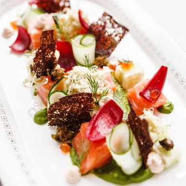 Tabakta sebze ile Somon