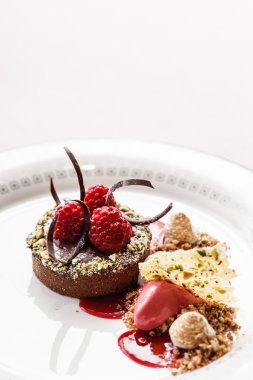 Çikolatalı kek ahududu