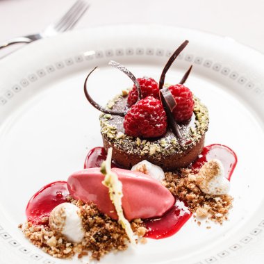 Çikolatalı kek ahududu