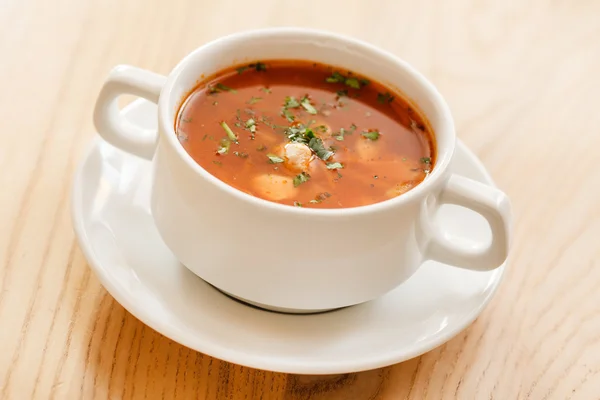 Sopa com carne no prato — Fotografia de Stock