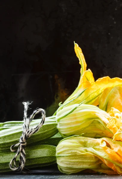 Calabacín fresco con flores — Foto de Stock