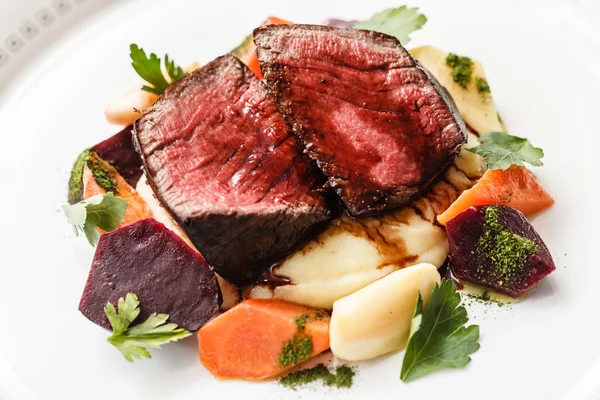 Steak with vegetables on plate — Stock Photo, Image