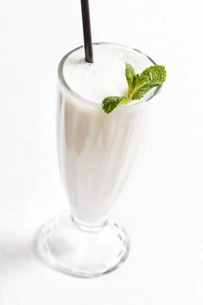 Молочный коктейль в стакане — стоковое фото