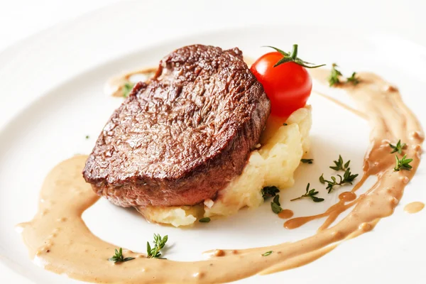 Steak avec pommes de terre sur assiette — Photo