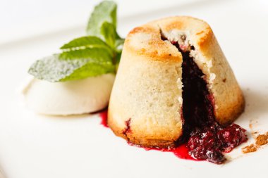 Böğürtlen ve nane ile pasta