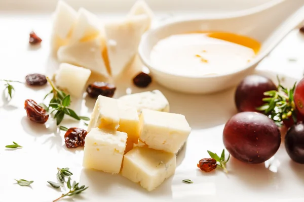 Assiette au fromage avec raisins — Photo