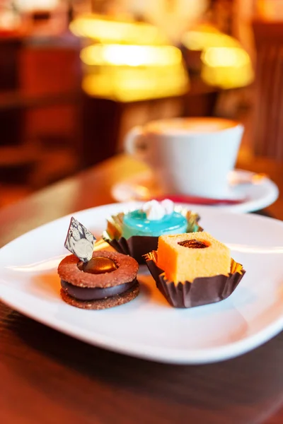 Tasse de café avec des gâteaux savoureux — Photo