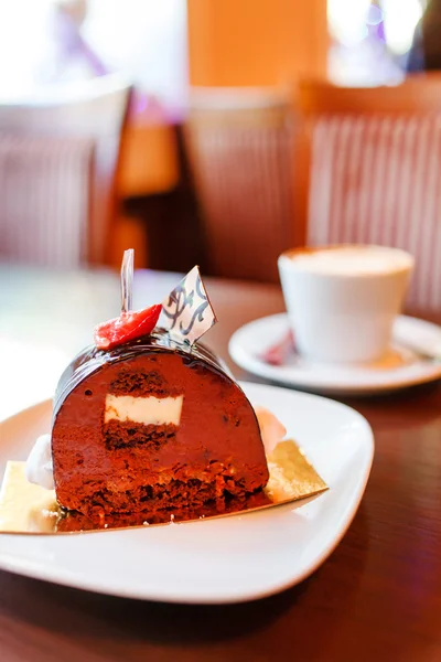 Chocoladetaart met koffie — Stockfoto