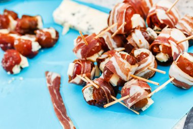 Sosis ve peynir ile tarihleri