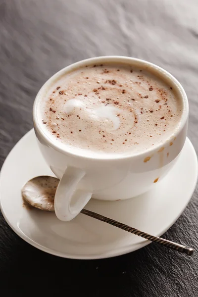 ถ้วยคาปูชิโน่บนจาน — ภาพถ่ายสต็อก