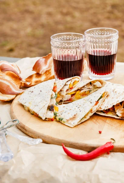 Tortilhas de grelha e vinho — Fotografia de Stock