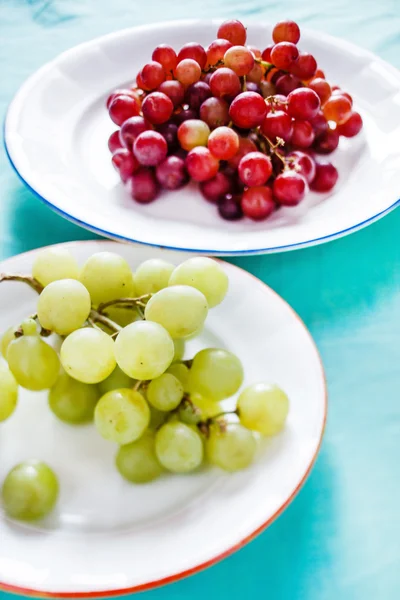 Виноград на белом столе — стоковое фото