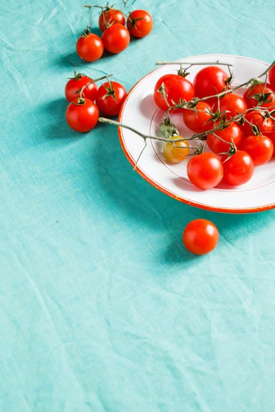 Tomates de Cheerry en el plato — Foto de Stock