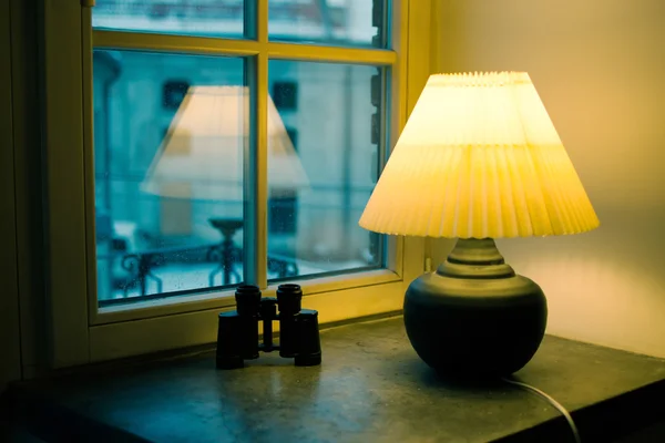 Lámpara amarilla cerca ventana — Foto de Stock