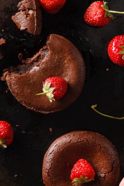 Çilekli çikolatalı pasta