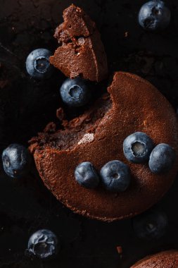 Yaban mersini ile çikolatalı kek