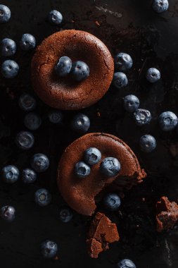 Yaban mersini ile çikolatalı kek