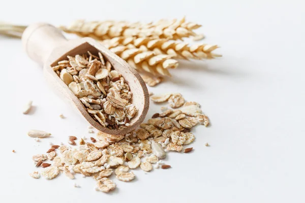 Muesli com amaranto em branco — Fotografia de Stock