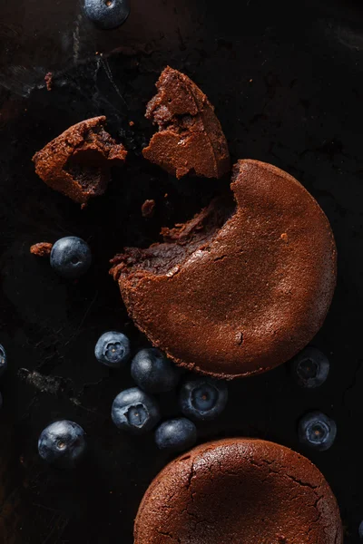 Schokoladenkuchen mit Blaubeeren — Stockfoto