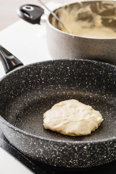 Panqueque en la bandeja en la cocina — Foto de Stock