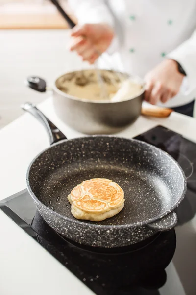 厨师制作煎饼 — 图库照片