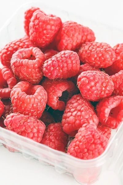 Frische rote Himbeeren — Stockfoto