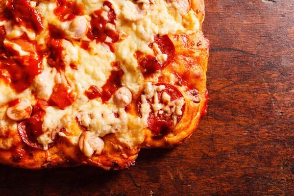 Hemmagjord pizza med pepperoni — Stockfoto