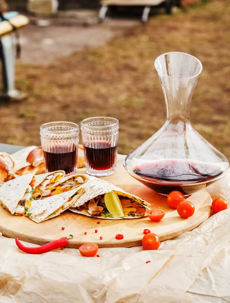 Tortillas a la parrilla y vino tinto —  Fotos de Stock