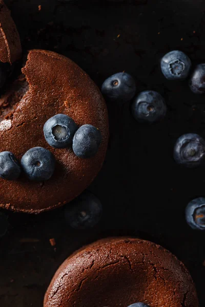 Bolos de chocolate com mirtilos — Fotografia de Stock