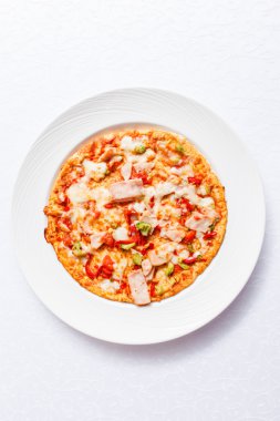 Domatesli ve peynirli pizza.