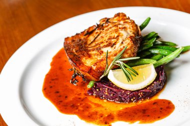 Kırmızı lahana ile eti biftek