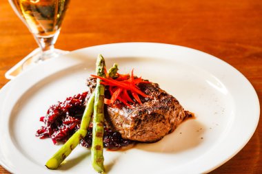 Kırmızı lahana ile eti biftek