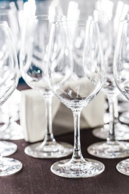 Masada boş şarap kadehleri
