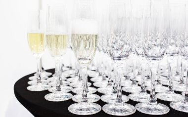 Şampanya bardakları masada.