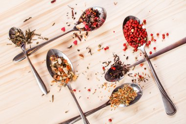 kaşıklar üzerinde farklı baharatlar